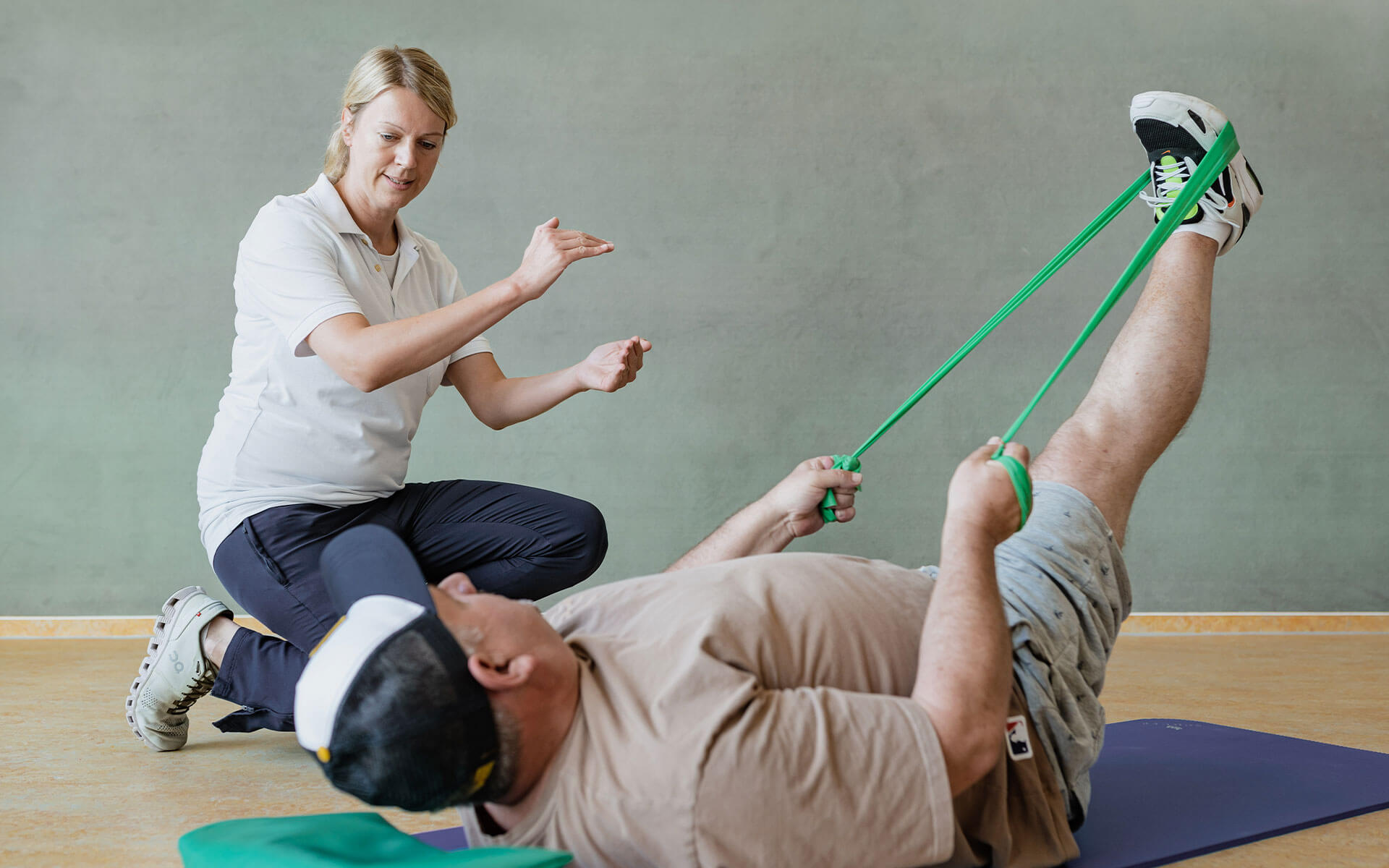 Reha nach Hüft-OP: Mann in therapeutischer Behandlung