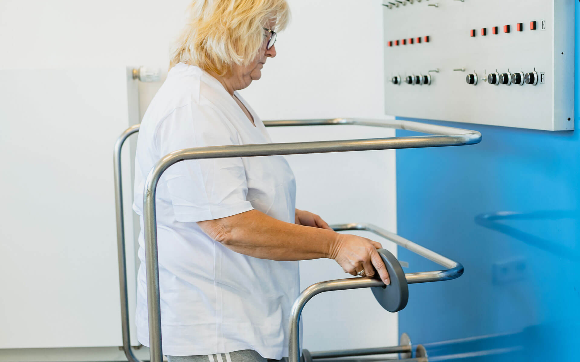 EFL-Testung: Frau übt Handkoordination